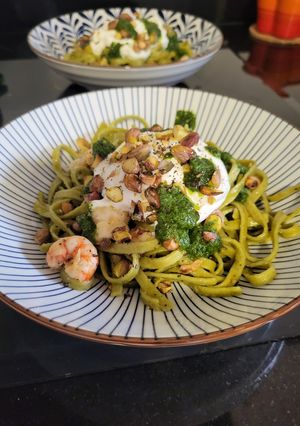 Foto principal de Tagliatelle con burrata, gambas, pistachos tostados y aliño de albahaca