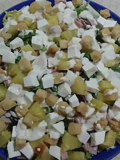 Una foto de Ensalada primavera con salsa césar