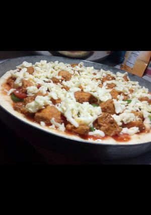 A picture of Chicken Tikka Pizza 👅😋.