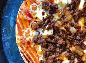 Hình của món Pizza Bò Bằm Phô Mai Cheddar (Đế Sẵn-Làm Trong Một Nốt Nhạc).