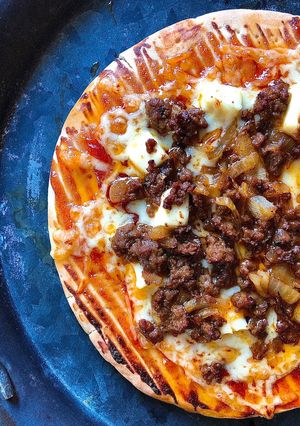Hình của món Pizza Bò Bằm Phô Mai Cheddar (Đế Sẵn-Làm Trong Một Nốt Nhạc).