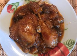 Una foto de Pollo al vermut rojo
