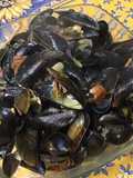 Moules à l'oignon rouge tomates coriandre et crème