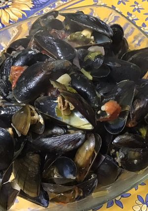 Une photo de Moules à l'oignon rouge tomates coriandre et crème