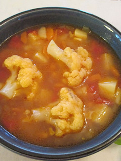 Una foto de Sopa de coliflorcon tomates - vegana