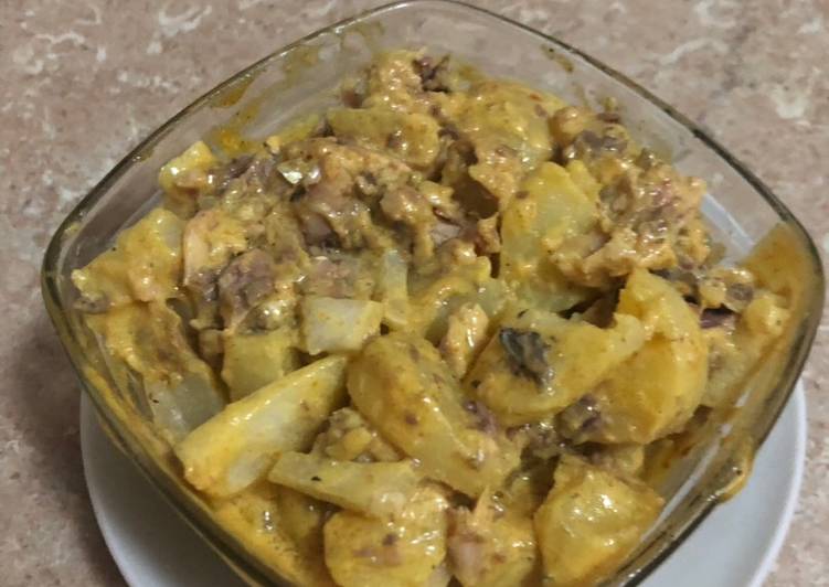 Ensalada de patatas con sardinas con vinagreta de curry