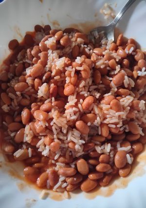 Una foto de Alubias con tomate y arroz (vegan)