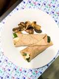 Wrap de pollo con espinaca y champiñones salteados