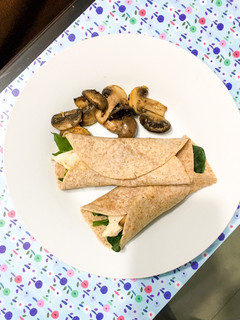 Una foto de Wrap de pollo con espinaca y champiñones salteados