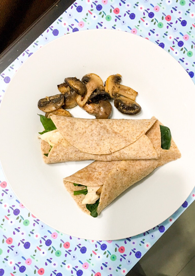 Una foto de Wrap de pollo con espinaca y champiñones salteados