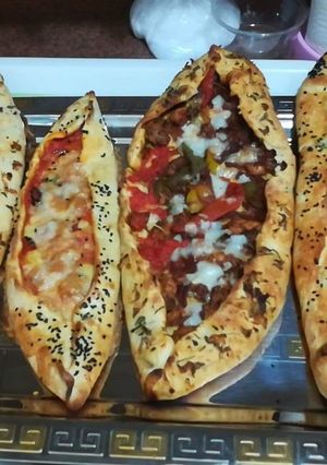 صورة لوصفة بيتزا تركية بحشوات مختلفة