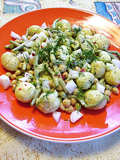 Una foto de Mini patatas con garbanzos y aliño de eneldo- tupper