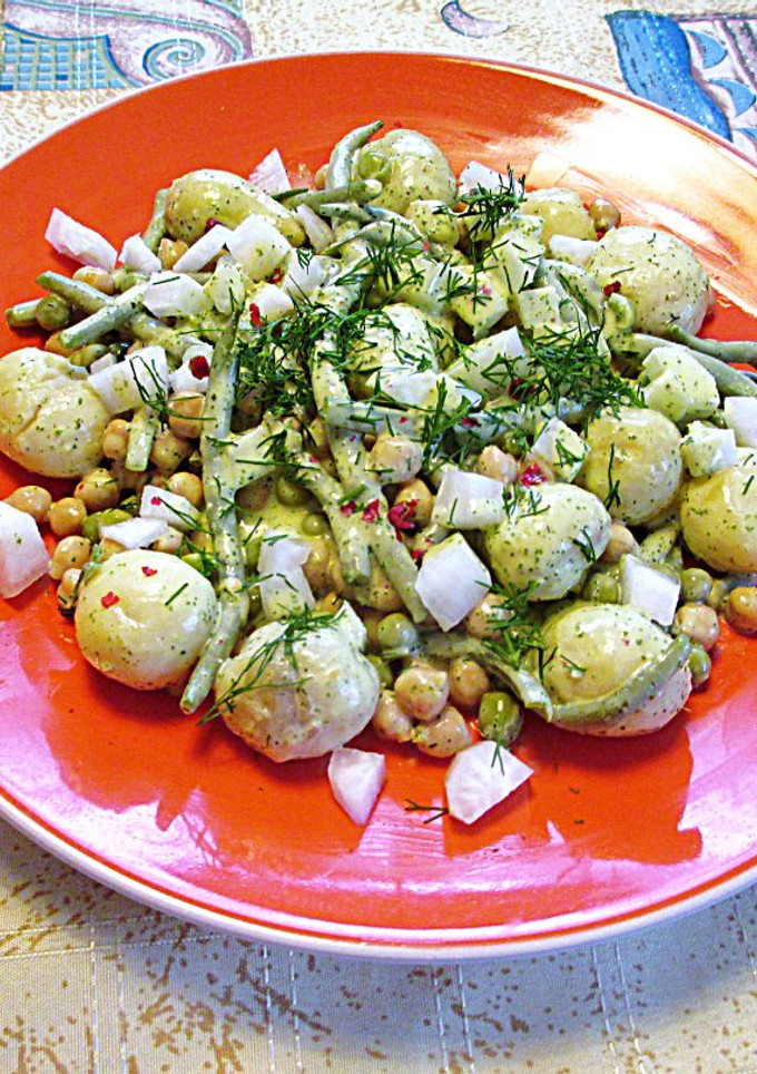 Una foto de Mini patatas con garbanzos y aliño de eneldo- tupper