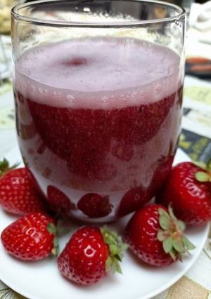 Una foto de Jugo de frutilla y arándanos