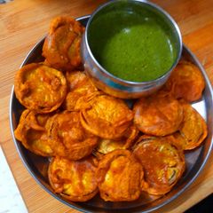 A picture of Baingan pakoda.