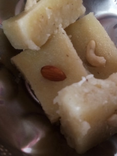 தேங்காய் ரவா பர்பி (Thenkaai rava burfi recipe in tamil) செய்முறை முக்கிய புகைப்படம்