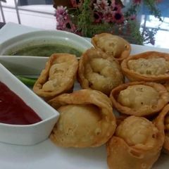 A picture of Chicken & veg fried momos.
