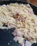 Pasta con crema y jamonada