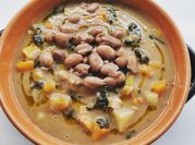 Una foto di zuppa cavolo nero