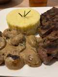 ستيك مع صلصة والفطر