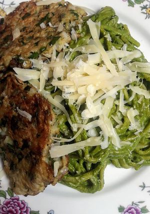 Una foto de Tallarines en salsa verde con torrejitas de pescado🇵🇪