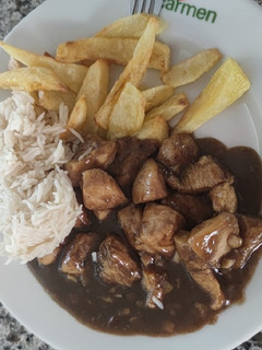 Una foto de Pechuga de pollo con salsa de ajo y pimienta negra