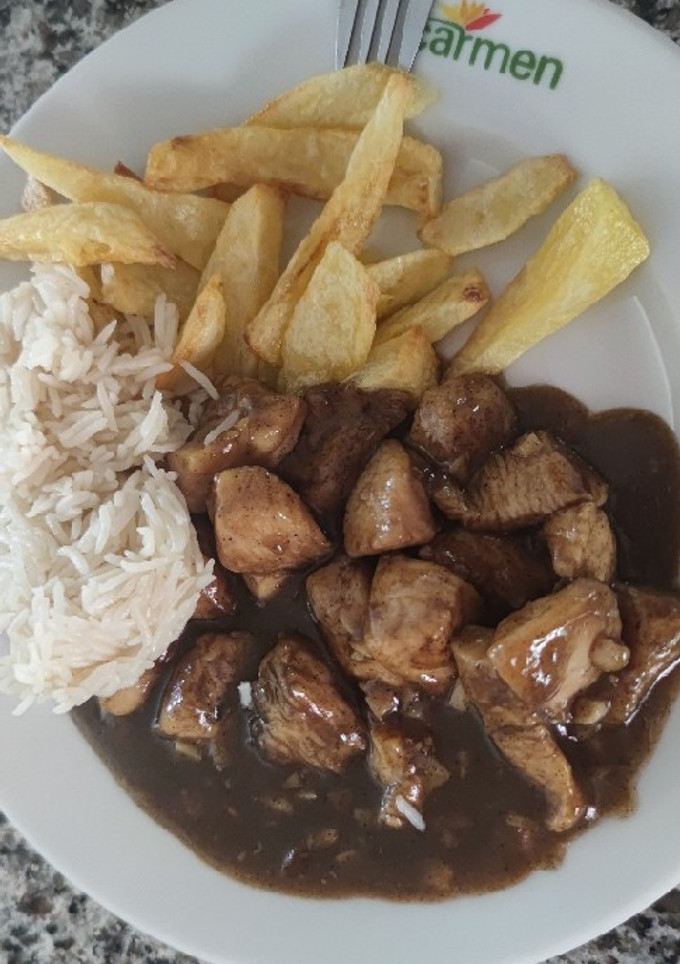 Una foto de Pechuga de pollo con salsa de ajo y pimienta negra