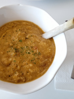 Una foto de Crema de lentejas y costilla
