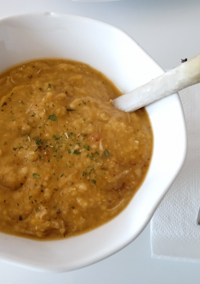Una foto de Crema de lentejas y costilla