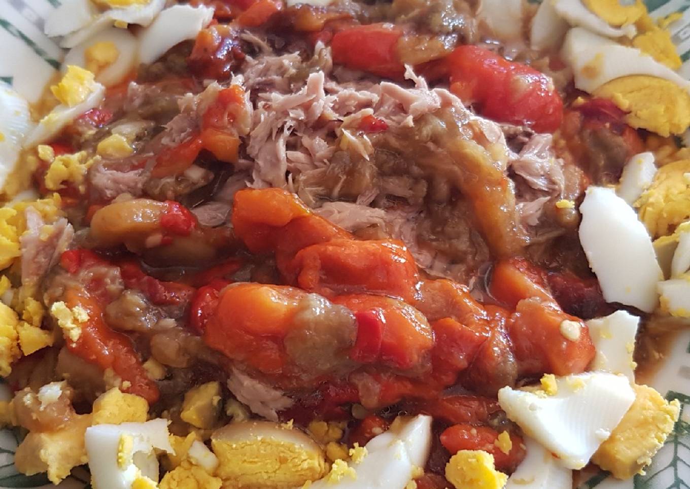 Ensalada de pimientos rojos, berenjenas, atún y huevo duro