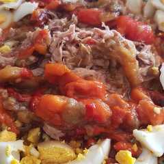 Una foto de Ensalada de pimientos rojos, berenjenas, atún y huevo duro