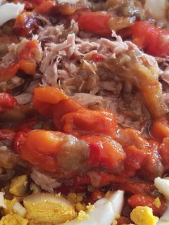 Una foto de Ensalada de pimientos rojos, berenjenas, atún y huevo duro