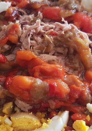 Una foto de Ensalada de pimientos rojos, berenjenas, atún y huevo duro