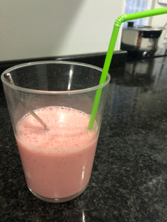 Una foto de Batido sabor fresa y plátano