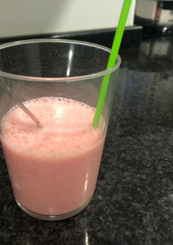 Una foto de Batido sabor fresa y plátano