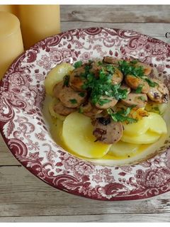 Una foto de Salchichas con patatas