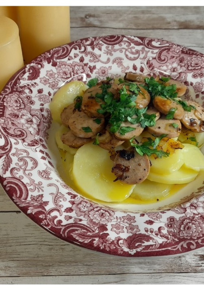 Una foto de Salchichas con patatas