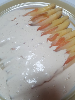 Una foto de Espárragos rellenos con salsa de anchoa