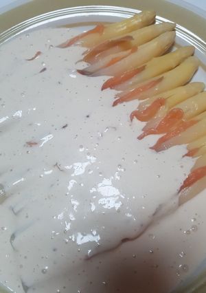 Una foto de Espárragos rellenos con salsa de anchoa