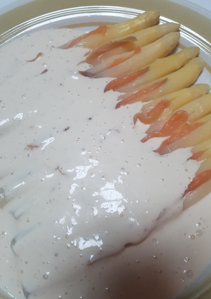 Una foto de Espárragos rellenos con salsa de anchoa