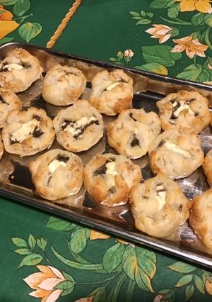 Une photo de Bouchées feuilletées à la truffe, feta et sésame