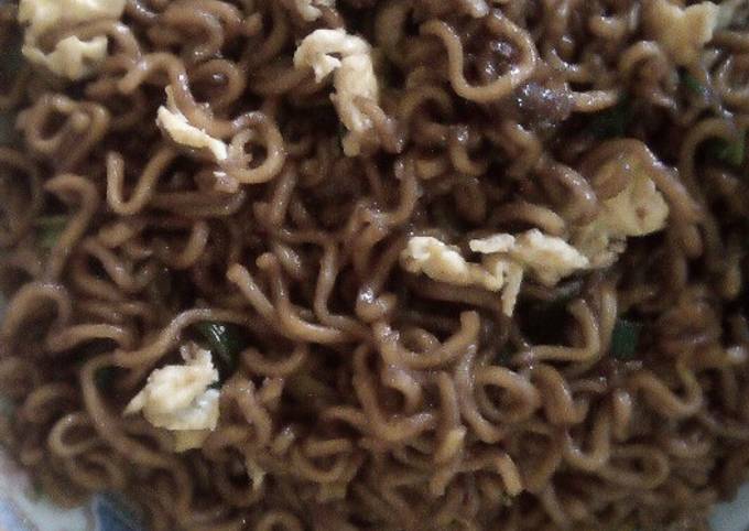 Mie goreng kecap cap ayam 2 telur yg simple