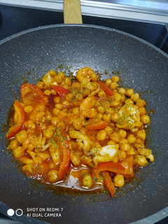 Una foto de Garbanzos con sepia langostinos y jengibre😋