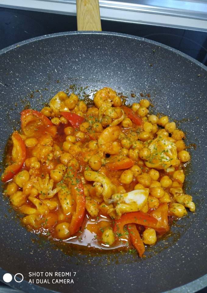 Una foto de Garbanzos con sepia langostinos y jengibre😋