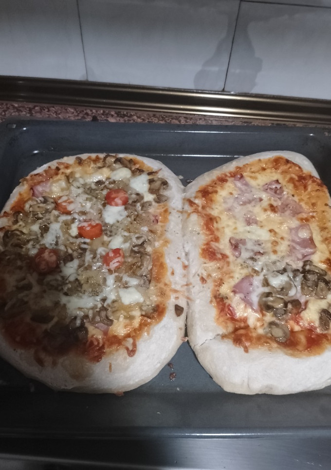 Una foto de Pizza con masa casera