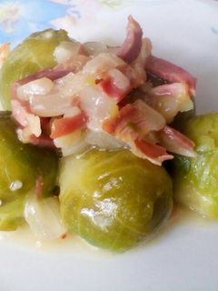 Una foto de Coles de Bruselas en salsa de jamón