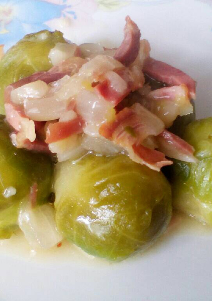 Una foto de Coles de Bruselas en salsa de jamón
