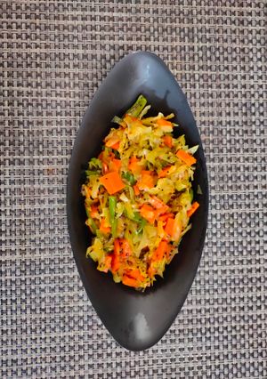 ગાજર કોબી નો સંભારો(Gajar kobi Sambharo recipe in Gujarati) રેસીપી મુખ્ય ફોટો