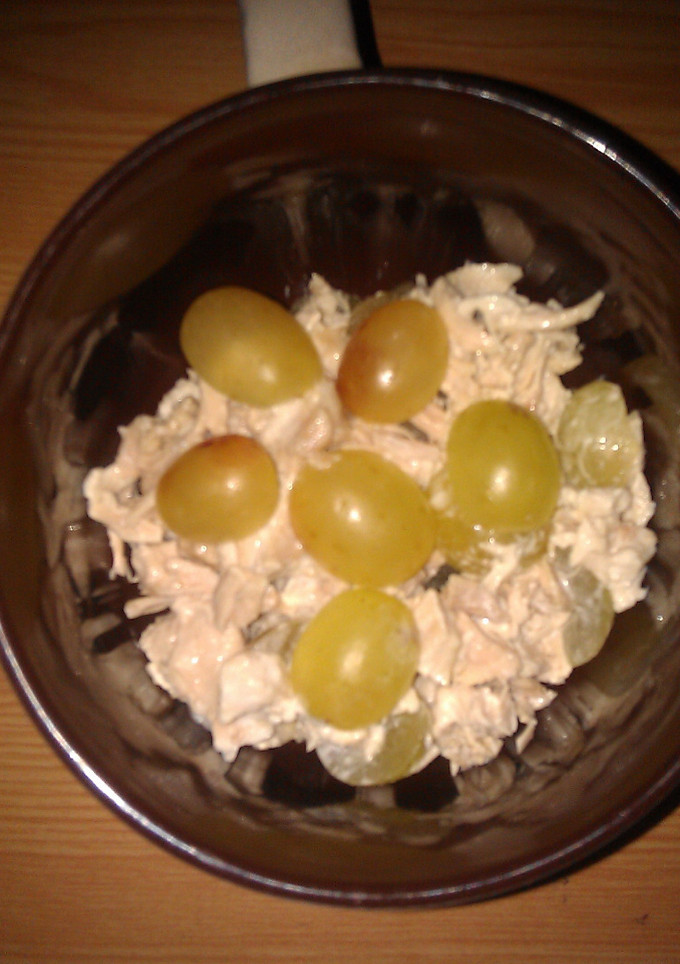 Una foto de Ensalada de pollo y uvas