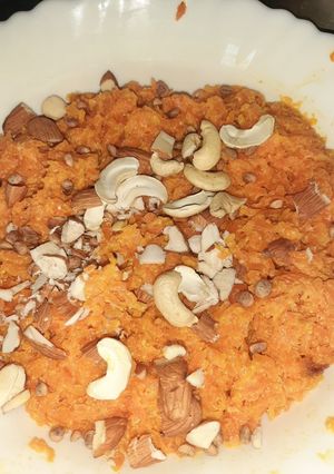 गाजर का हलवा (Gajar ka halwa recipe in hindi) रेसिपी मुख्य फोटो